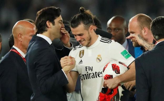 Solari felicita a Bale tras el partido. 