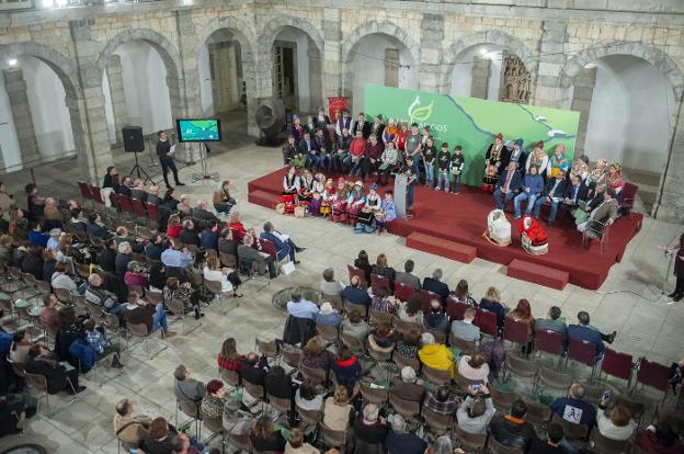 Un momento de la presentación de la candidatura en el Parlamento regional, a la que acudieron autoridades locales y regionales de las dos comunidades autónomas. 