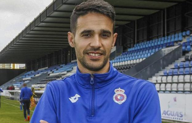 Borja Camus, capitán de la Gimnástica, posa en El Malecón. 