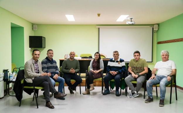 Participantes en una sesión de trabajo junto con el concejal de Deportes de Los Corrales, Javier Conde.