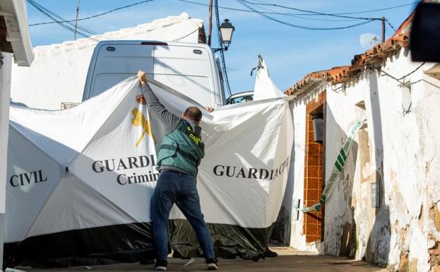 Un agente, durante la reconstrucción en la casa del presunto asesino. 