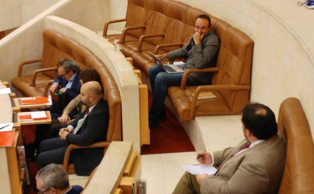 José Ramón Blanco, solo, en la bancada que ocupan los diputados de Podemos