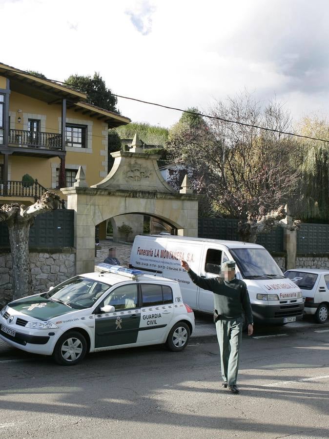 Imágenes tomadas frente al chalé El Galeón el día en que se descubrió el cadáver de María Luisa Fernández, con la Policía Científica recogiendo pruebas y el traslado del féretro con sus restos mortales