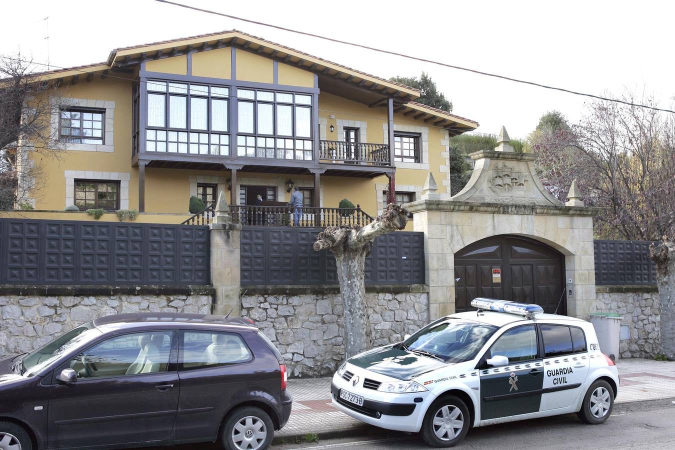 Imágenes tomadas frente al chalé El Galeón el día en que se descubrió el cadáver de María Luisa Fernández, con la Policía Científica recogiendo pruebas y el traslado del féretro con sus restos mortales