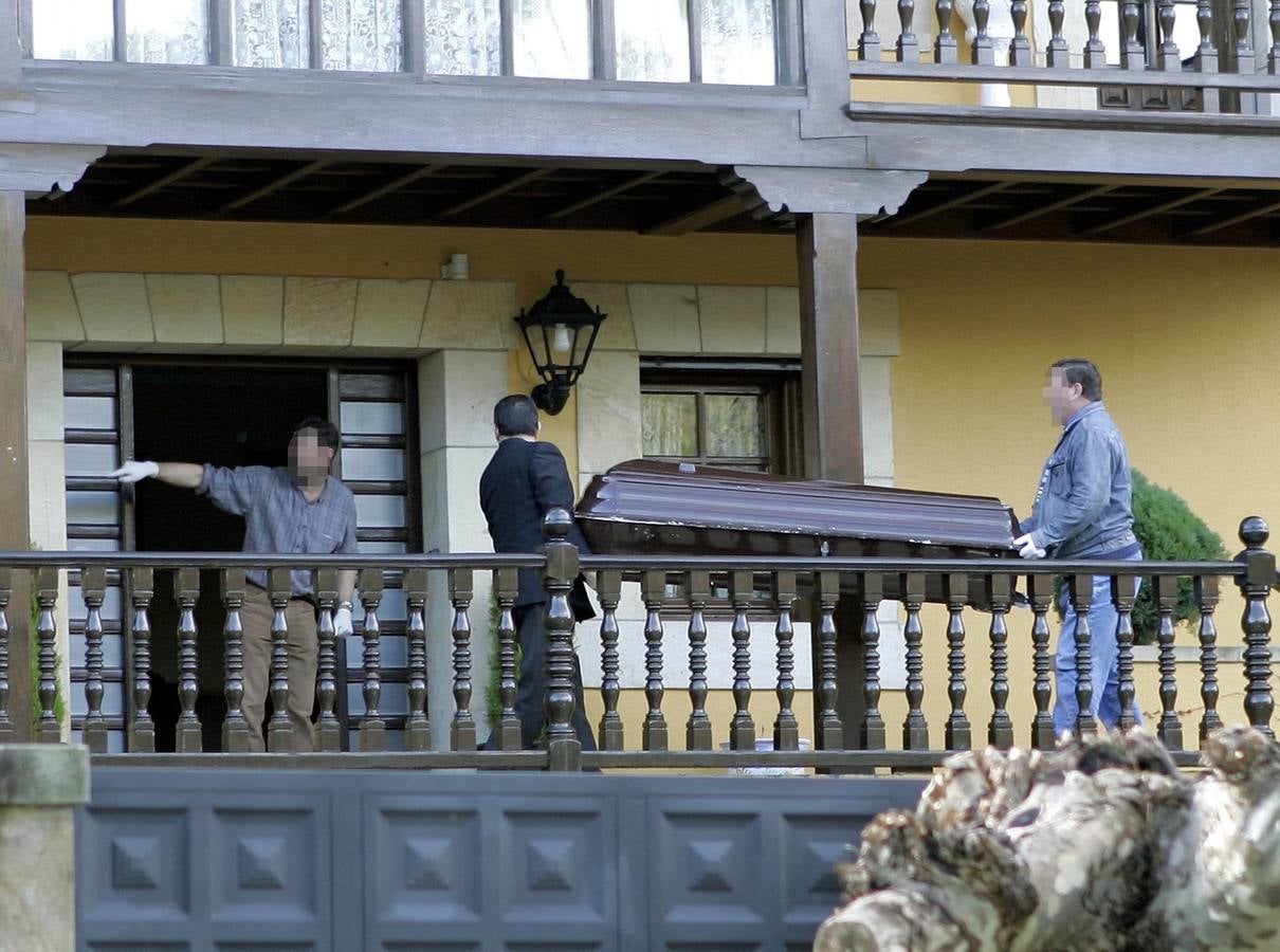 Imágenes tomadas frente al chalé El Galeón el día en que se descubrió el cadáver de María Luisa Fernández, con la Policía Científica recogiendo pruebas y el traslado del féretro con sus restos mortales