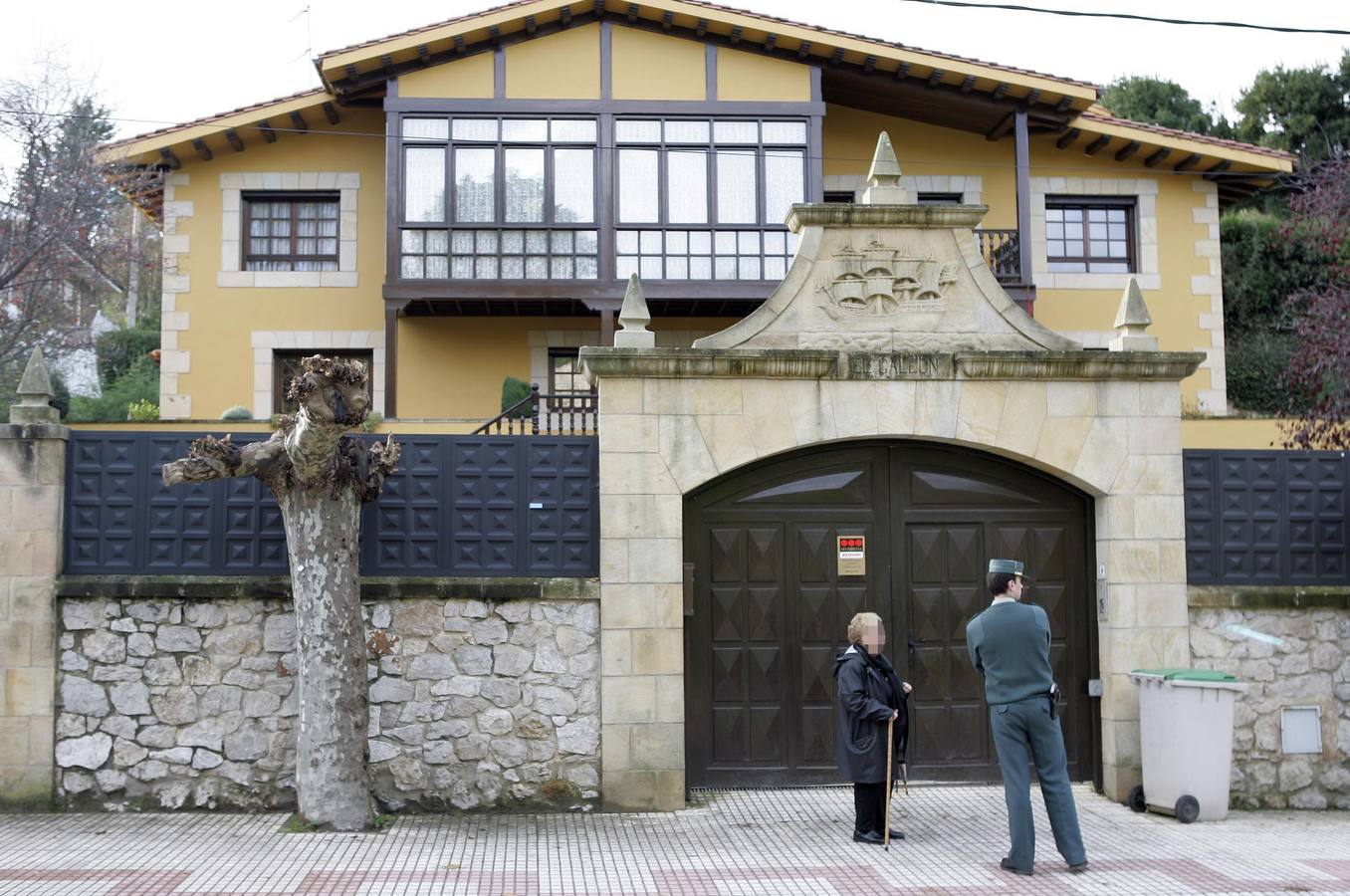 Imágenes tomadas frente al chalé El Galeón el día en que se descubrió el cadáver de María Luisa Fernández, con la Policía Científica recogiendo pruebas y el traslado del féretro con sus restos mortales