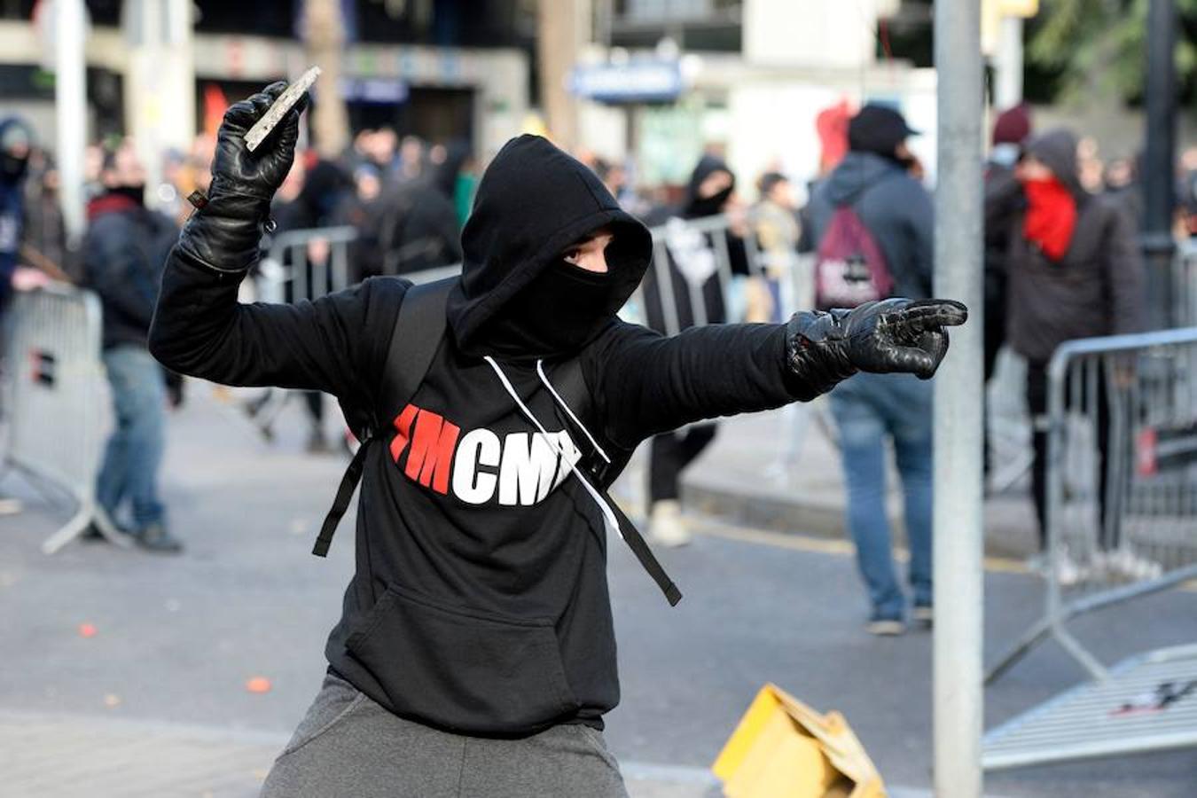 El presidente del Gobierno, Pedro Sánchez, preside este viernes el Consejo de Ministros en la Llotja de Mar de Barcelona. La ciudad condal vive una jornada de concentraciones y protestas de la mano de los CDR.