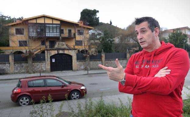 El policía local Jorge Rayón rememora el día del crimen frente al chalé 'El Galeón', actualmente propiedad de un exalto cargo del Banco Santander. 