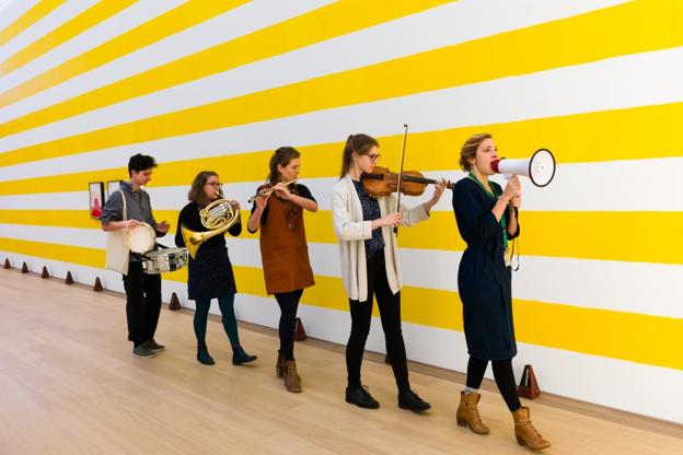 'Los músicos itinerantes', una performance que acompañó a una de las exposiciones de Martin Creed en Wassenaar (Países Bajos). 