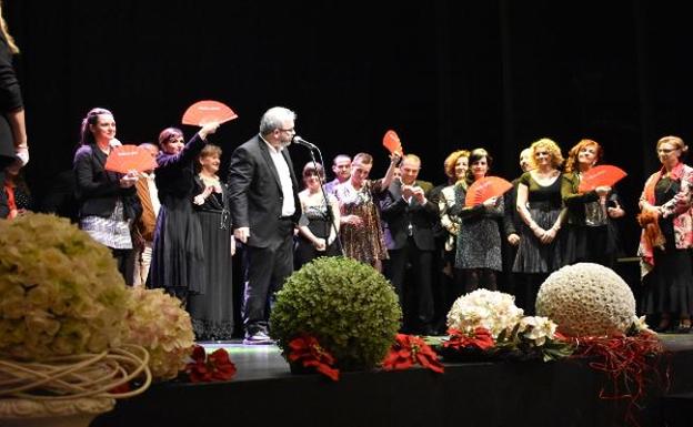 El equipo de la serie recibió el aplauso del público que llenó el Teatro Municipal