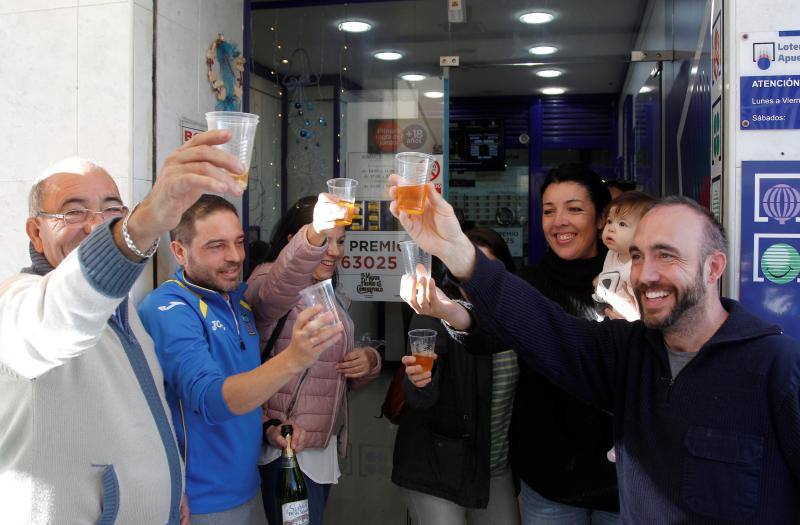 La administración de lotería número 2 de El Campello (Alicante), ubicada a escasos metros de la playa, ha vendido 170 series del número 63.025, agraciado con uno de los quintos premios en el sorteo extraordinario de Navidad.