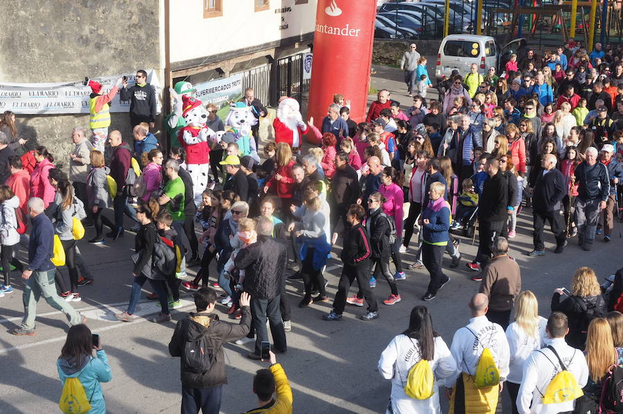 Los vecinos han participado esta mañana en una marcha a favor de la asociación 'Buscando Sonrisas'