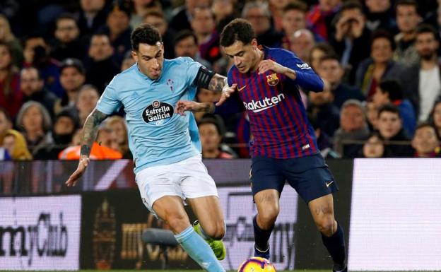 Philippe Coutinho (d), con Hugo Mallo, durante el Barça-Celta. 