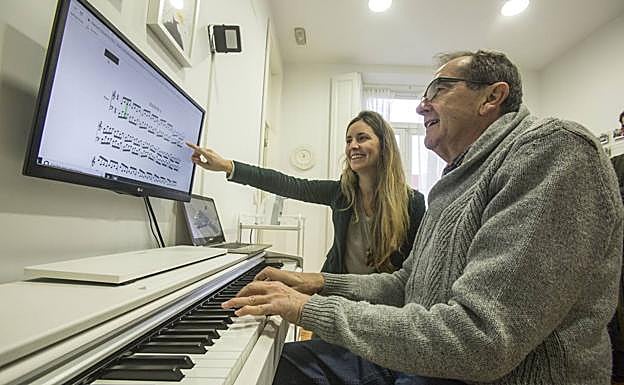 Susana Golbea, miembro del equipo del Método Sáncal, dirige una sesión con el piano al usuario José Luis Manzanares. 
