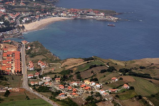 Vista panorámica de la recta de Casasola con Comillas al fondo, a la izquierda de la imagen. 