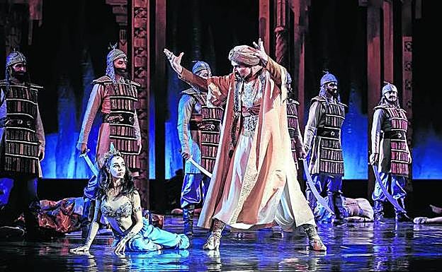 La bailarina Catherine Kuhar interpreta a Scheherazade, mientras Alexander Stoyanov es el sultán Shakhriar. 
