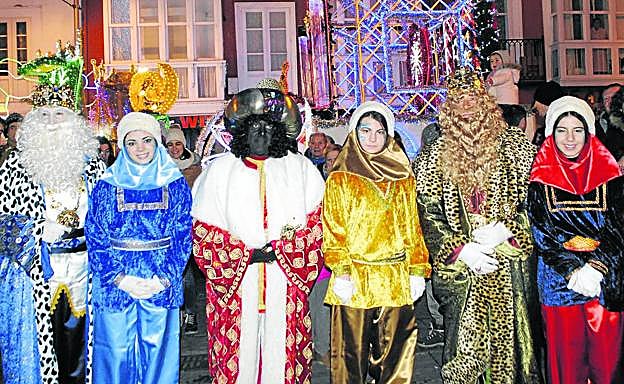 Las actividades navideñas culminarán el 5 de enero, con la tradicional Cabalgata de Reyes, que recorrerá las calles de la ciudad, desde el parque de Cupido hasta la Plaza de España, donde Melchor, Gaspar y Baltasar pronunciarán su tradicional pregón y recibirán, uno a uno, a los niños campurrianos.