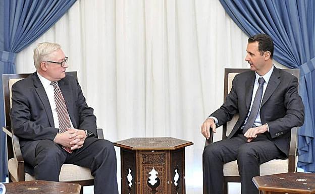 El presidente sirio Bachar Al Asad (dcha.) reunido con el viceministro ruso de Exteriores, Serguéi Riabkov (izda.), en Damasco (Siria) en 2013.