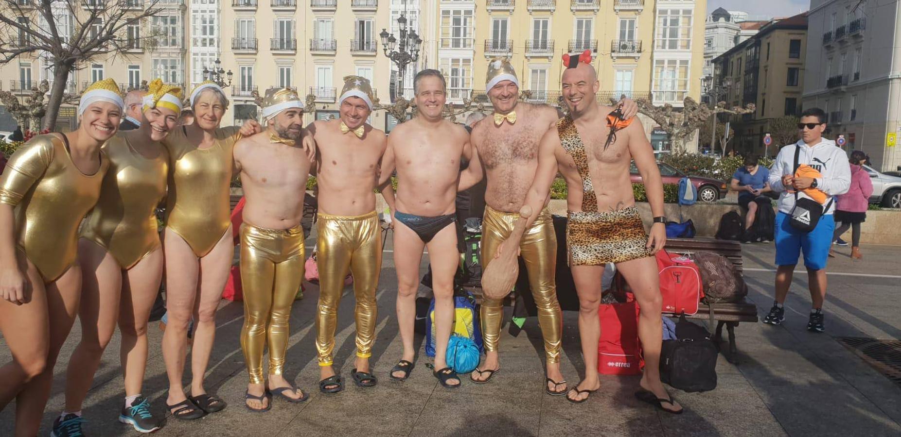 Un año más, la Travesía a Nado de Navidad ha llenado la bahía de Santander de colorido, sentido del humor y divertidos disfraces, para cubrir la distancia entre los Raqueros y el Palacete del Embarcadero