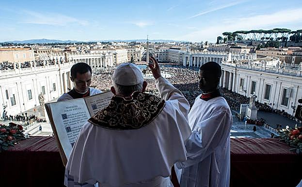 El Papa Francisco recita su tradicional mensaje de Navidad desde el balcón de la Catedral de San Pedro en el Vaticano.