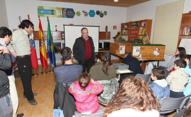 El telecentro de La Población se ubica en el Centro Cívico, la antigua Casa de Concejo. 