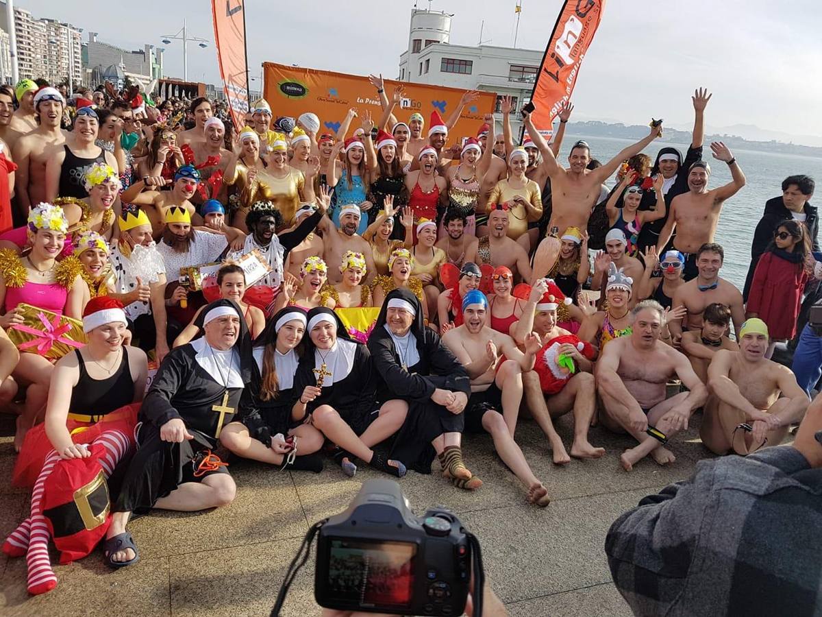 Un año más, la Travesía a Nado de Navidad ha llenado la bahía de Santander de colorido, sentido del humor y divertidos disfraces, para cubrir la distancia entre los Raqueros y el Palacete del Embarcadero