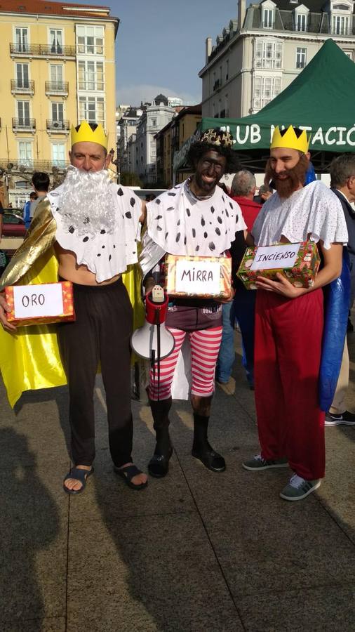 Un año más, la Travesía a Nado de Navidad ha llenado la bahía de Santander de colorido, sentido del humor y divertidos disfraces, para cubrir la distancia entre los Raqueros y el Palacete del Embarcadero