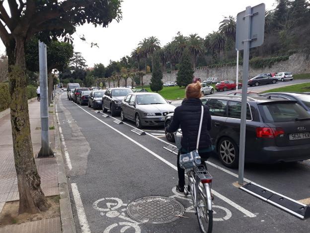 Una mujer circula por el carril bici de Rucabado en dirección a los túneles de Ocharan.