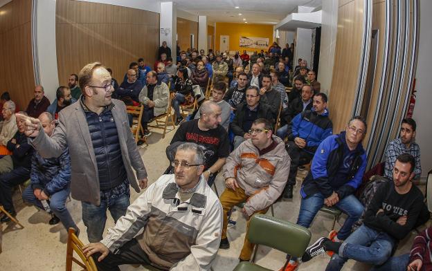 Tomás Bustamante, de pie en la Asamblea Extraordinaria de la Gimnástica, que se celebró en el Círculo de Recreo.