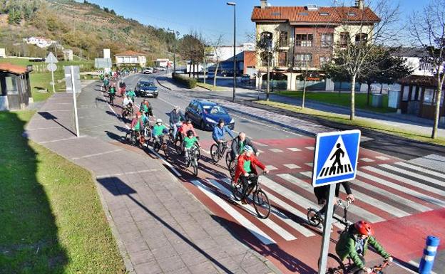 Decenas de ciclistas estrenaron el carril-bici de Cartes