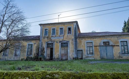 Estado actual de las escuelas del Barrio de Arriba, convertidas en vivienda a principios de los años setenta.