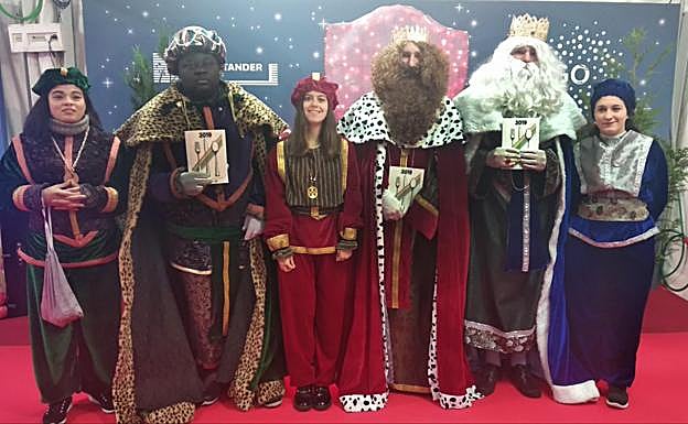 Los Reyes Magos y sus pajes, esta tarde en la plaza del Ayuntamiento de Santander con la 'Guía de restaurantes 2019 de Cantabria en la Mesa'.