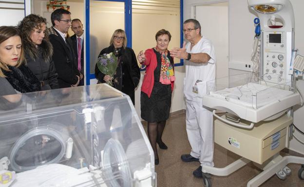 María Luisa Real, durante su visita al área pediátrica del Hospital de Laredo.