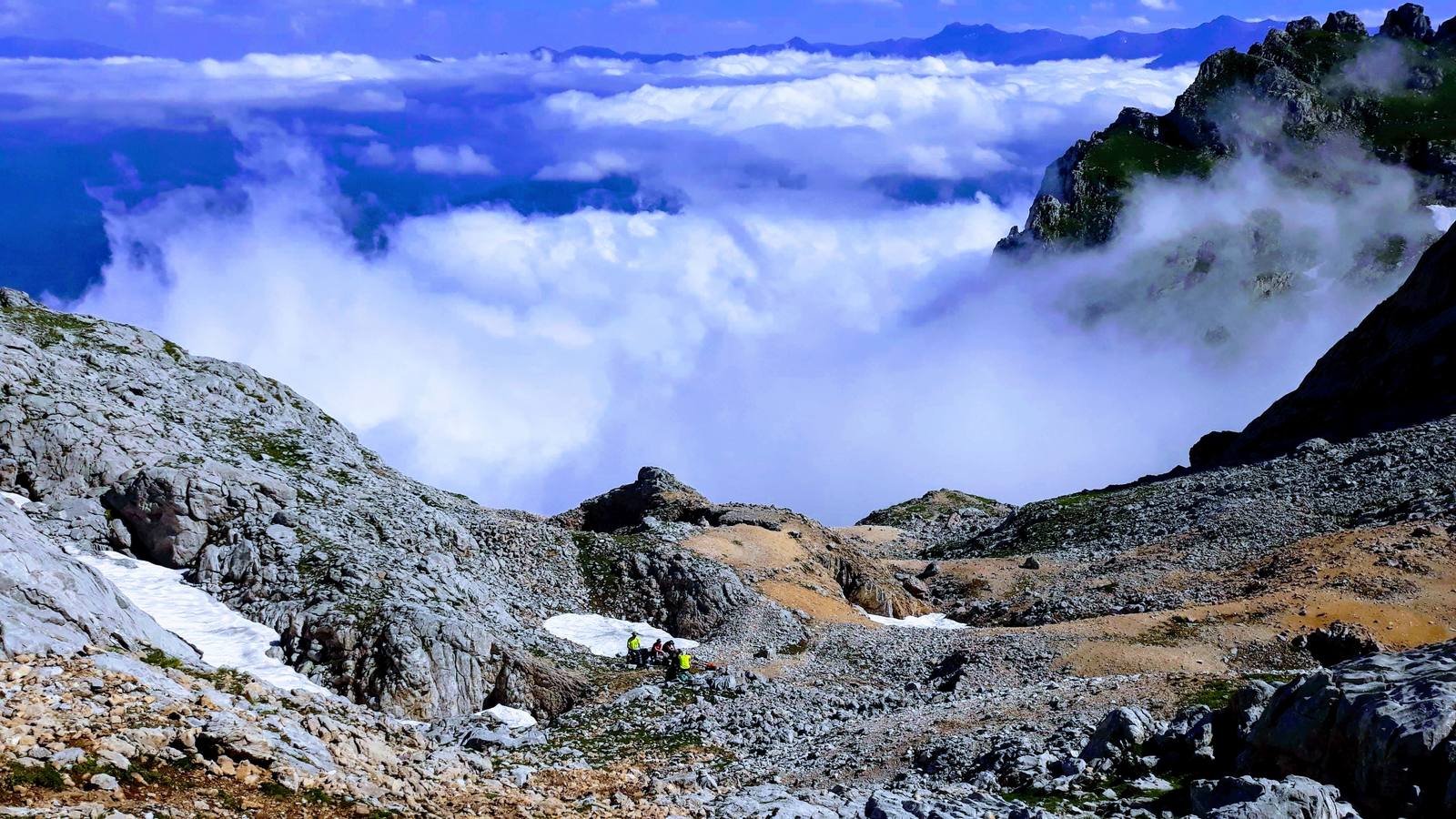 El mar de nubes es una de las imágenes más fascinantes que aparecen y desaparecen en Picos de Europa.