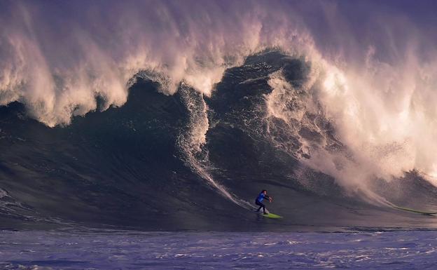 Un surfista, en una espectacular ola de la ediición de 2016.