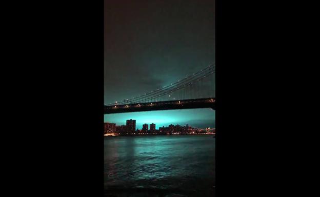 Un vídeo graba el color del cielo de Nueva York tras la explosión en una planta eléctrica en el distrito de Queens.