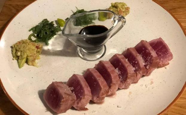 Tataki de atún con guacamole, wakame, soja y wasabi.