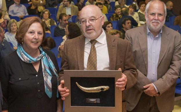 Ramón Bohigas, en el centro, fue distinguido por la Sociedad Prehistórica.