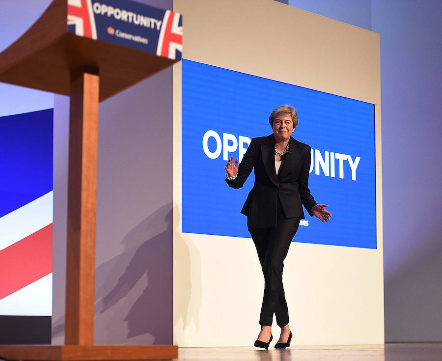 Theresa May baila antes de dar un discurso a la cabeza del Partido Conservador británico. 