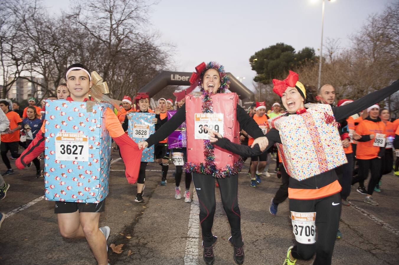 Fotos: 5.208 corredores han tomado la salida en la San Silvestre