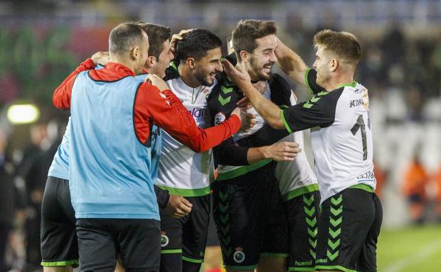 Los jugadores del Racing celebran el gol de Rafa de Vicente ante el Leioa en El Sardinero. 