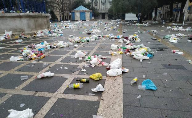 Así ha amanecido hoy la Plaza de Pombo, en Santander. 