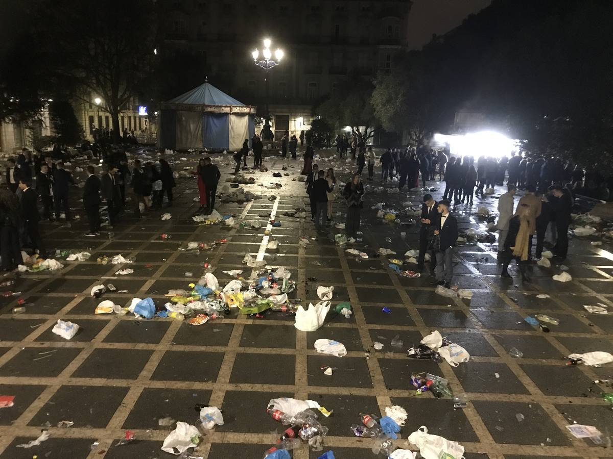 Suciedad en las calles tras la celebración de la entrada del nuevo año