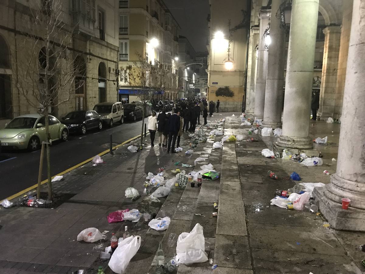 Suciedad en las calles tras la celebración de la entrada del nuevo año