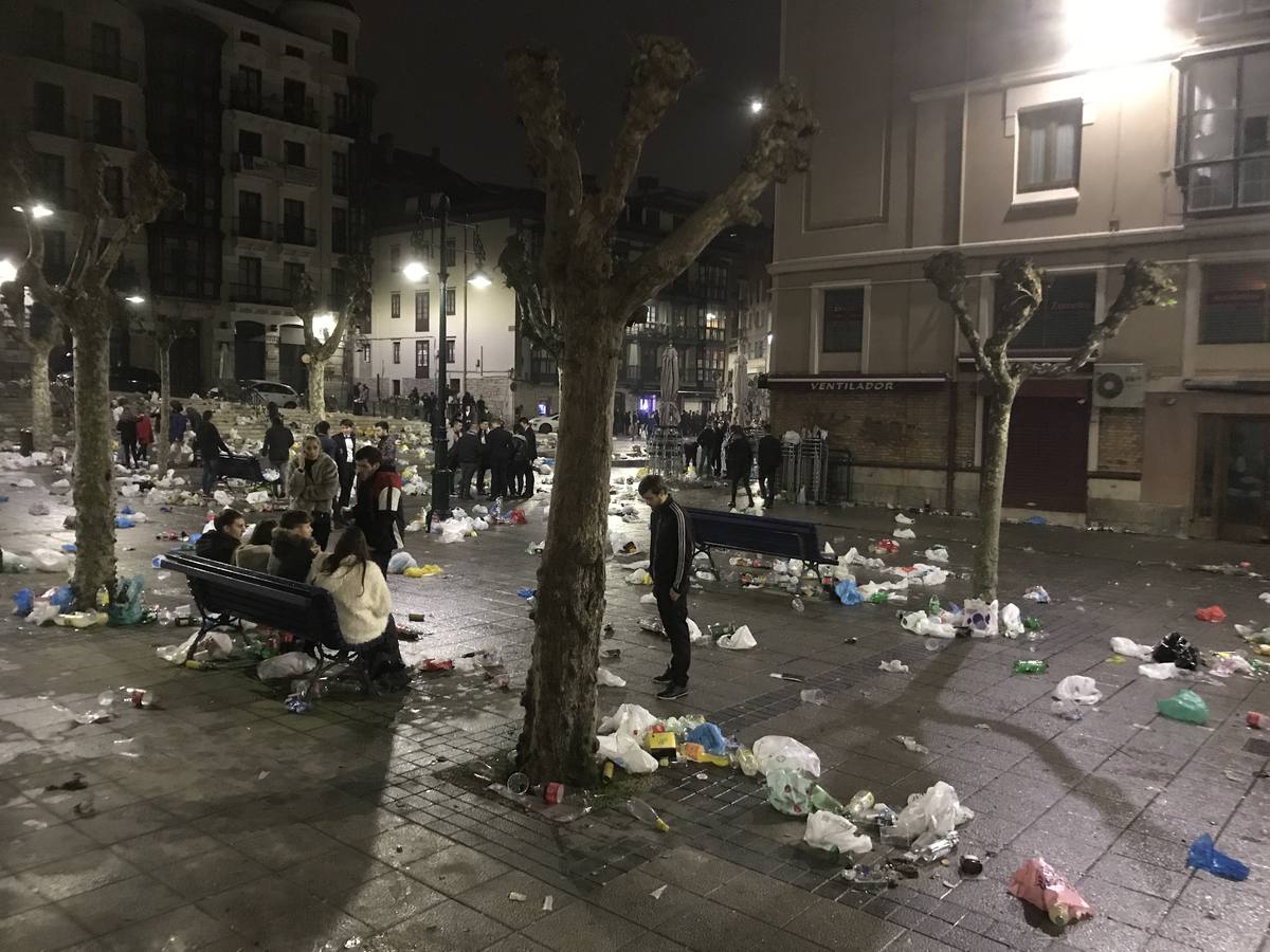 Suciedad en las calles tras la celebración de la entrada del nuevo año