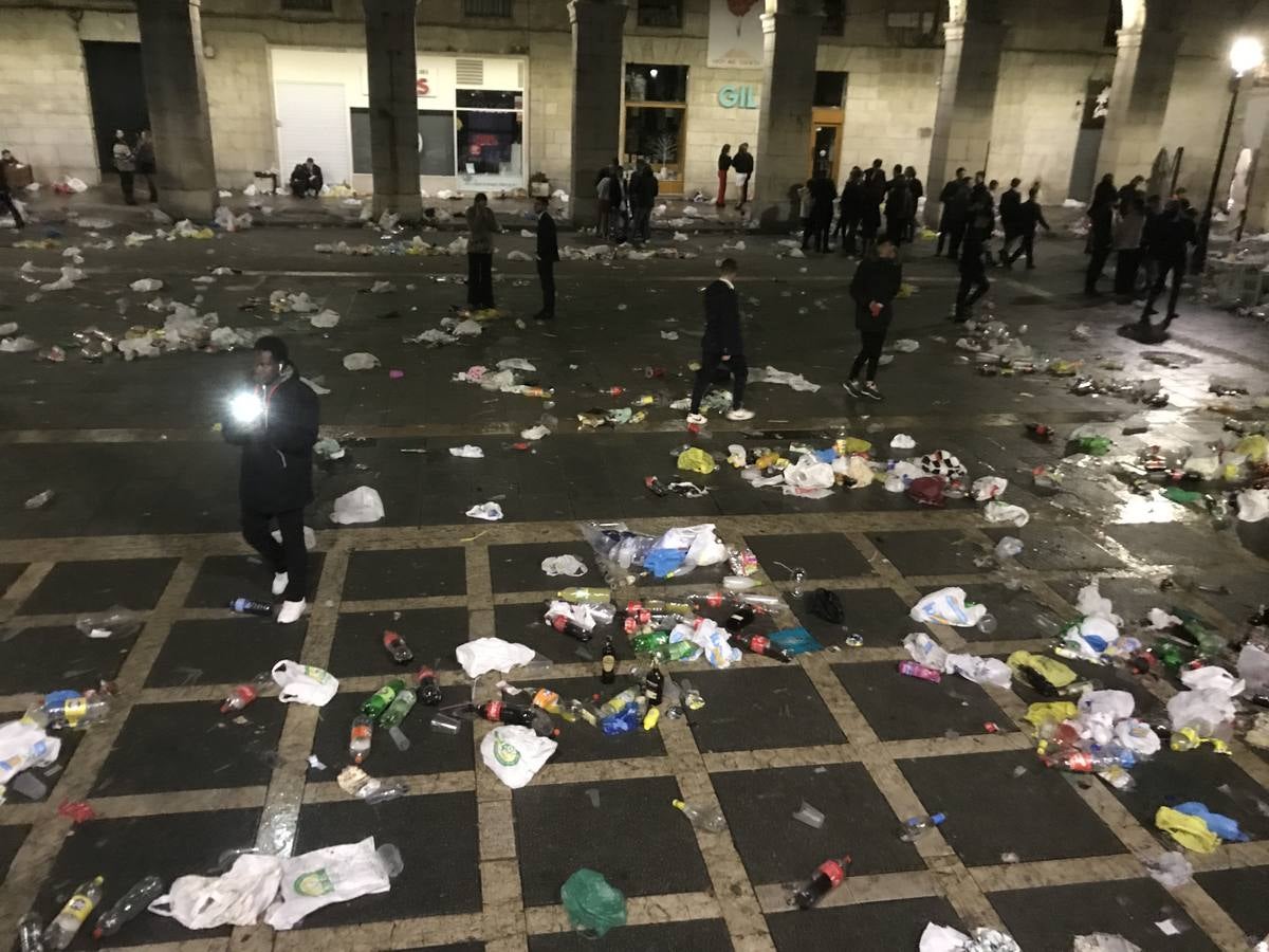 Suciedad en las calles tras la celebración de la entrada del nuevo año