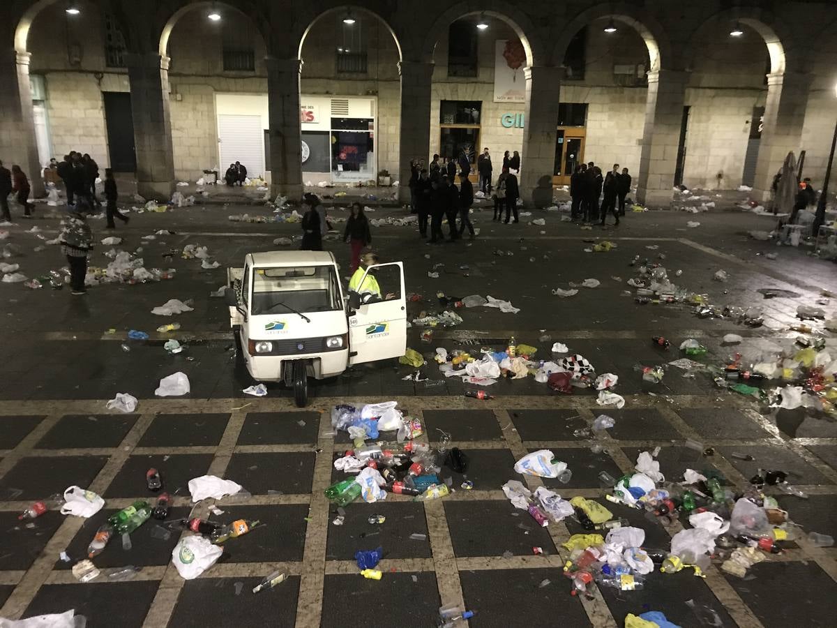 Suciedad en las calles tras la celebración de la entrada del nuevo año