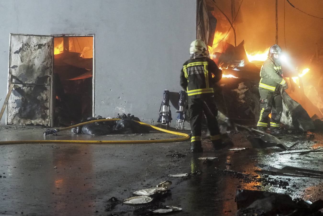 El fuego destruyó en la madrugada del día 1 gran parte de las instalaciones de una nave panificadora.