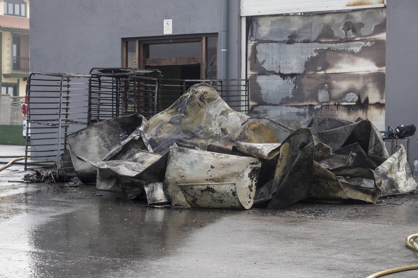 El fuego destruyó en la madrugada del día 1 gran parte de las instalaciones de una nave panificadora.