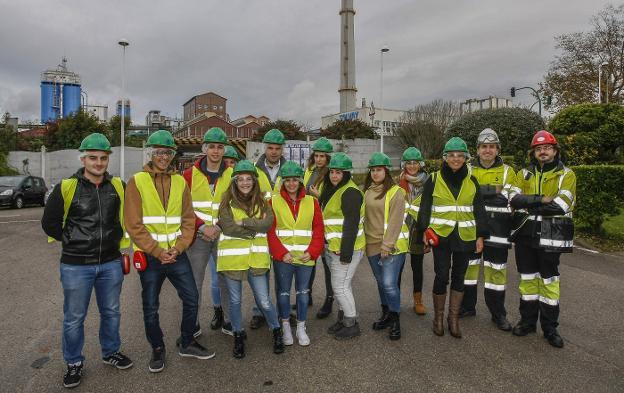 Los jóvenes del IES Besaya conocieron las instalaciones de la fábrica Solvay en Barreda.